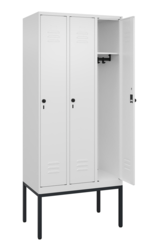 C+P Armoire vestiaire Classic Plus à 3 compartiments, largeur de compartiment 300 mm