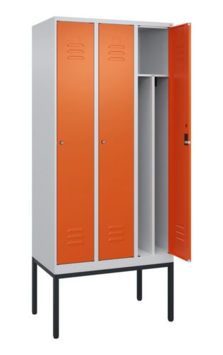 C+P Armoire vestiaire Classic Plus pour une séparation en noir et blanc, largeur de compartiment 300 mm