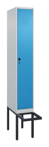 C+P Armoire vestiaire avec banc Classic Plus pour une séparation en noir et blanc, largeur de compartiment 300 mm