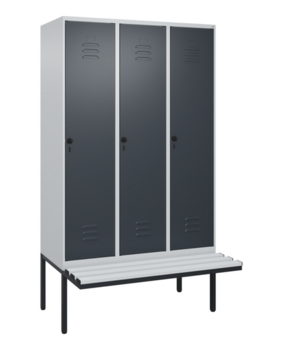 C+P Armoire vestiaire avec banc Classic Plus pour une séparation en noir et blanc, largeur de compartiment 400 mm