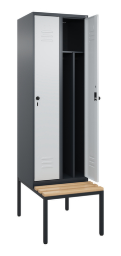 C+P Armoire vestiaire avec banc Classic Plus pour une séparation en noir et blanc, largeur de compartiment 300 mm