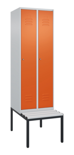 C+P Armoire vestiaire avec banc Classic Plus pour une séparation en noir et blanc, largeur de compartiment 300 mm