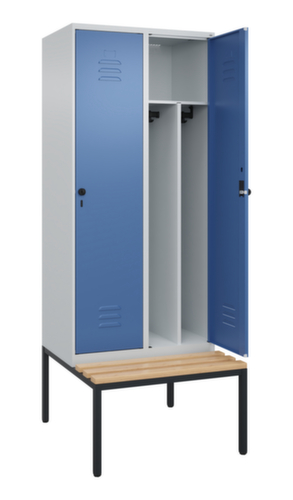 C+P Armoire vestiaire avec banc Classic Plus pour une séparation en noir et blanc, largeur de compartiment 400 mm