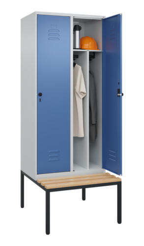 C+P Armoire vestiaire avec banc Classic Plus pour une séparation en noir et blanc, largeur de compartiment 400 mm