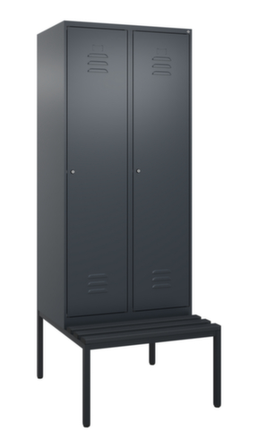 C+P Armoire vestiaire avec banc Classic Plus pour une séparation en noir et blanc, largeur de compartiment 400 mm