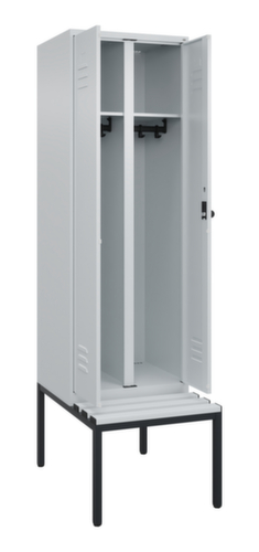 C+P Armoire vestiaire avec banc Classic Plus pour une séparation en noir et blanc, largeur de compartiment 300 mm