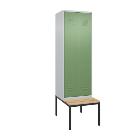 C+P Armoire vestiaire avec banc Classic Plus pour une séparation en noir et blanc, largeur de compartiment 300 mm