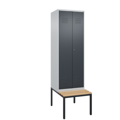 C+P Armoire vestiaire avec banc Classic Plus pour une séparation en noir et blanc, largeur de compartiment 300 mm