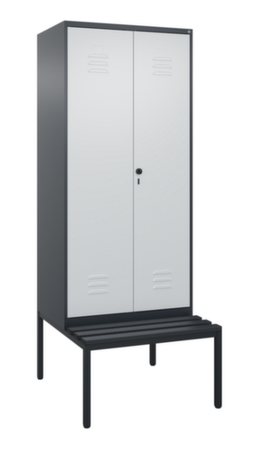 C+P Armoire vestiaire avec banc Classic Plus pour une séparation en noir et blanc, largeur de compartiment 400 mm