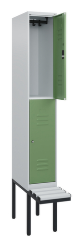 C+P Armoire vestiaire à deux niveaux Classic Plus avec banc, largeur de compartiment 300 mm