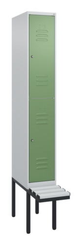 C+P Armoire vestiaire à deux niveaux Classic Plus avec banc, largeur de compartiment 300 mm