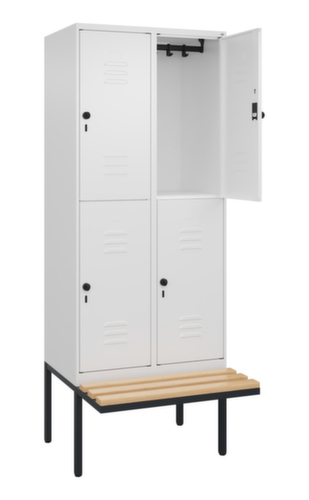 C+P Armoire vestiaire à deux niveaux Classic Plus avec banc, largeur de compartiment 400 mm