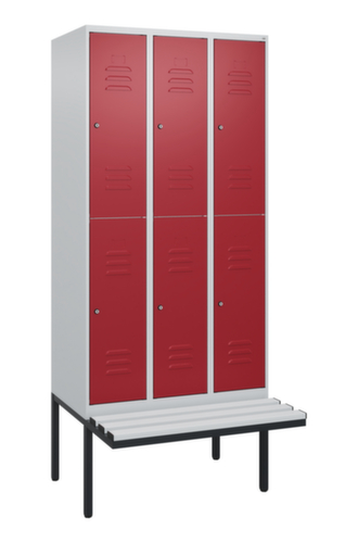 C+P Armoire vestiaire à deux niveaux Classic Plus avec banc, largeur de compartiment 300 mm