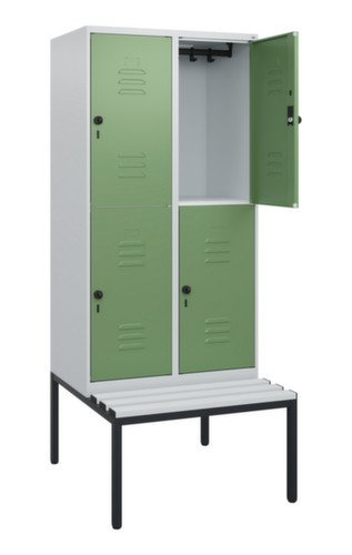 C+P Armoire vestiaire à deux niveaux Classic Plus avec banc, largeur de compartiment 400 mm