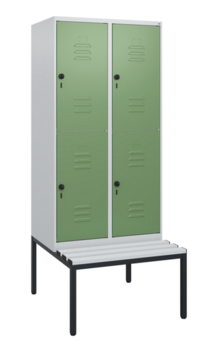 C+P Armoire vestiaire à deux niveaux Classic Plus avec banc, largeur de compartiment 400 mm