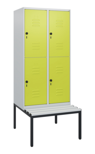 C+P Armoire vestiaire à deux niveaux Classic Plus avec banc, largeur de compartiment 400 mm