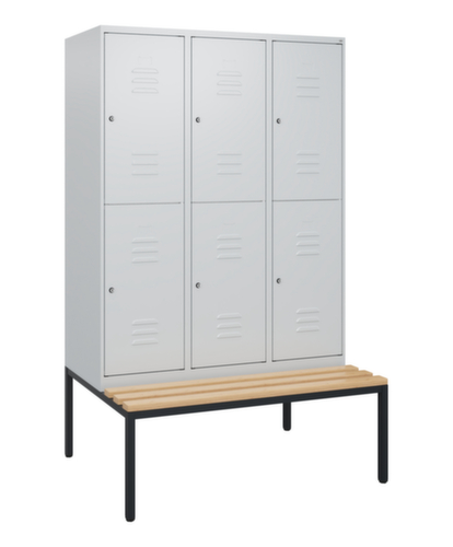 C+P Armoire vestiaire à deux niveaux Classic Plus avec banc, largeur de compartiment 400 mm