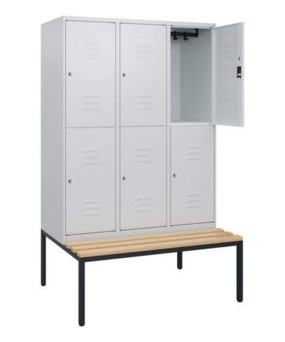 C+P Armoire vestiaire à deux niveaux Classic Plus avec banc, largeur de compartiment 400 mm