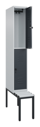 C+P Armoire vestiaire à deux niveaux Classic Plus avec banc, largeur de compartiment 300 mm