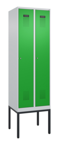 C+P Armoire vestiaire Evolo PLUS pour une séparation en noir et blanc, largeur de compartiment 300 mm