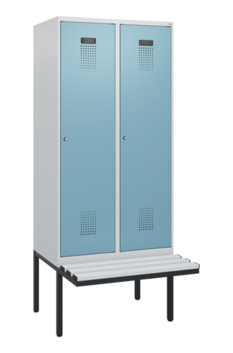 C+P Armoire vestiaire Evolo PLUS avec banc suspendu, largeur de compartiment 400 mm