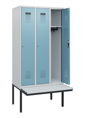 C+P Armoire vestiaire Evolo PLUS avec banc suspendu, largeur de compartiment 300 mm
