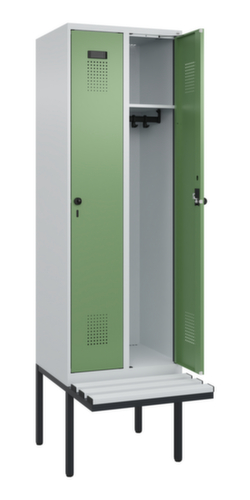 C+P Armoire vestiaire Evolo PLUS avec banc suspendu, largeur de compartiment 300 mm