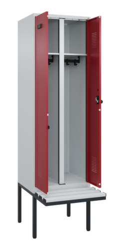 C+P armoire vestiaire en noir et blanc Evolo PLUS avec double compartiment et banc, largeur de compartiment 300 mm