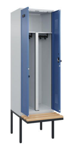 C+P armoire vestiaire EPI Evolo PLUS avec banc et séparation en noir et blanc, largeur de compartiment 300 mm