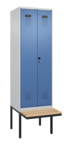 C+P armoire vestiaire EPI Evolo PLUS avec banc et séparation en noir et blanc, largeur de compartiment 300 mm