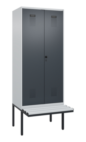 C+P armoire vestiaire en noir et blanc Evolo PLUS avec double compartiment et banc, largeur de compartiment 400 mm