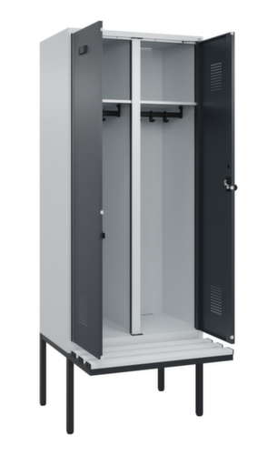 C+P armoire vestiaire en noir et blanc Evolo PLUS avec double compartiment et banc, largeur de compartiment 400 mm