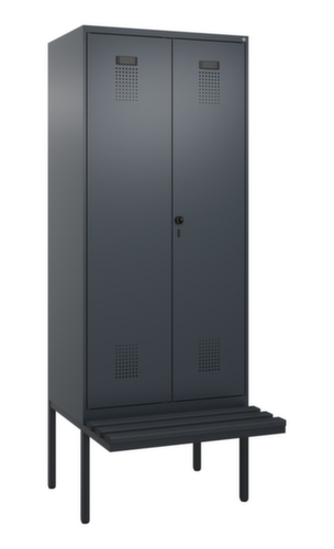 C+P armoire vestiaire EPI Evolo PLUS avec banc et séparation en noir et blanc, largeur de compartiment 400 mm