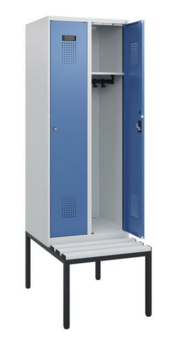C+P Armoire vestiaire Evolo PLUS avec banc, largeur de compartiment 300 mm