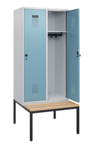C+P Armoire vestiaire Evolo PLUS avec banc, largeur de compartiment 400 mm