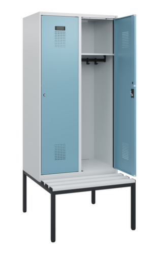 C+P Armoire vestiaire Evolo PLUS avec banc, largeur de compartiment 400 mm