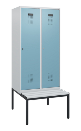 C+P Armoire vestiaire Evolo PLUS avec banc, largeur de compartiment 400 mm