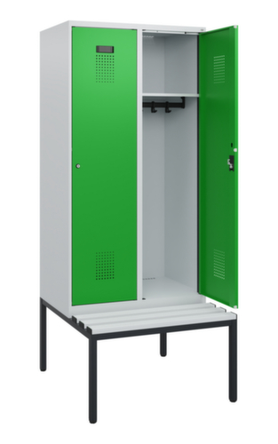 C+P Armoire vestiaire Evolo PLUS avec banc, largeur de compartiment 400 mm