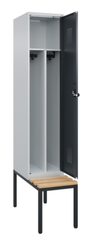 C+P armoire vestiaire en noir et blanc Evolo PLUS avec banc, largeur de compartiment 400 mm
