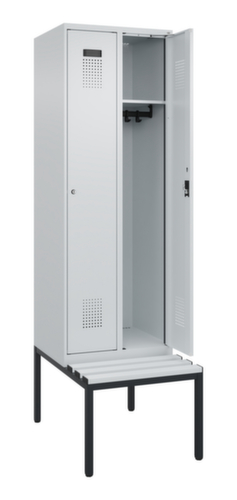 C+P Armoire vestiaire Evolo PLUS avec banc, largeur de compartiment 300 mm