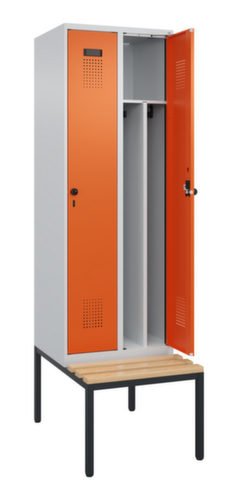 C+P armoire vestiaire en noir et blanc Evolo PLUS avec banc, largeur de compartiment 300 mm