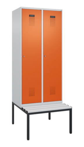 C+P Armoire vestiaire Evolo PLUS avec banc, largeur de compartiment 400 mm