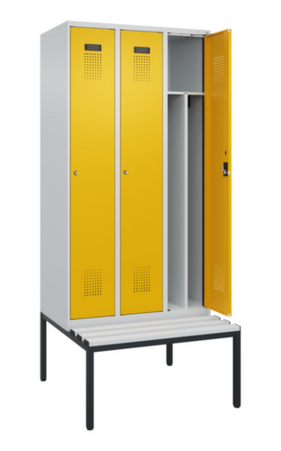 C+P armoire vestiaire en noir et blanc Evolo PLUS avec banc, largeur de compartiment 300 mm