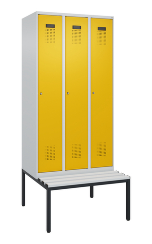 C+P armoire vestiaire en noir et blanc Evolo PLUS avec banc, largeur de compartiment 300 mm