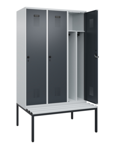 C+P armoire vestiaire en noir et blanc Evolo PLUS avec banc, largeur de compartiment 400 mm