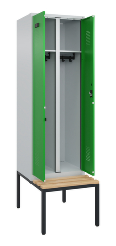 C+P armoire vestiaire en noir et blanc Evolo PLUS avec double compartiment et banc, largeur de compartiment 300 mm