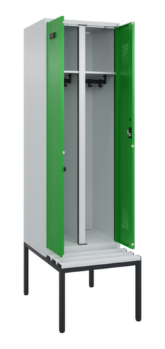 C+P armoire vestiaire en noir et blanc Evolo PLUS avec double compartiment et banc, largeur de compartiment 300 mm