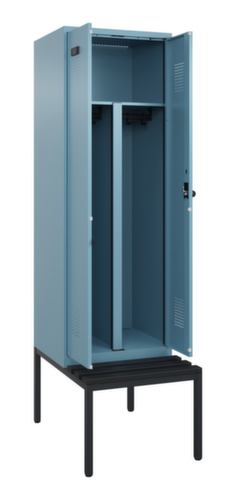 C+P armoire vestiaire EPI Evolo PLUS avec banc et séparation en noir et blanc, largeur de compartiment 300 mm