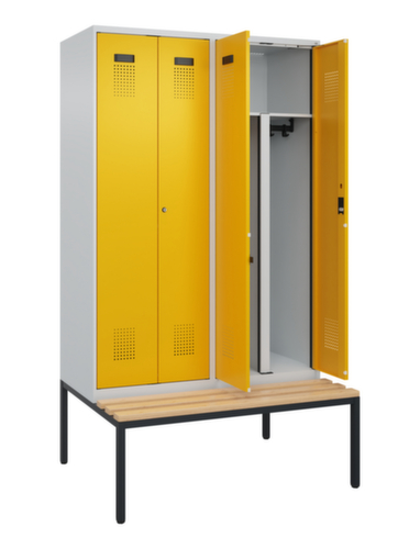 C+P armoire vestiaire EPI Evolo PLUS avec banc et séparation en noir et blanc, largeur de compartiment 300 mm