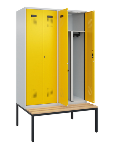 C+P armoire vestiaire EPI Evolo PLUS avec banc et séparation en noir et blanc, largeur de compartiment 300 mm